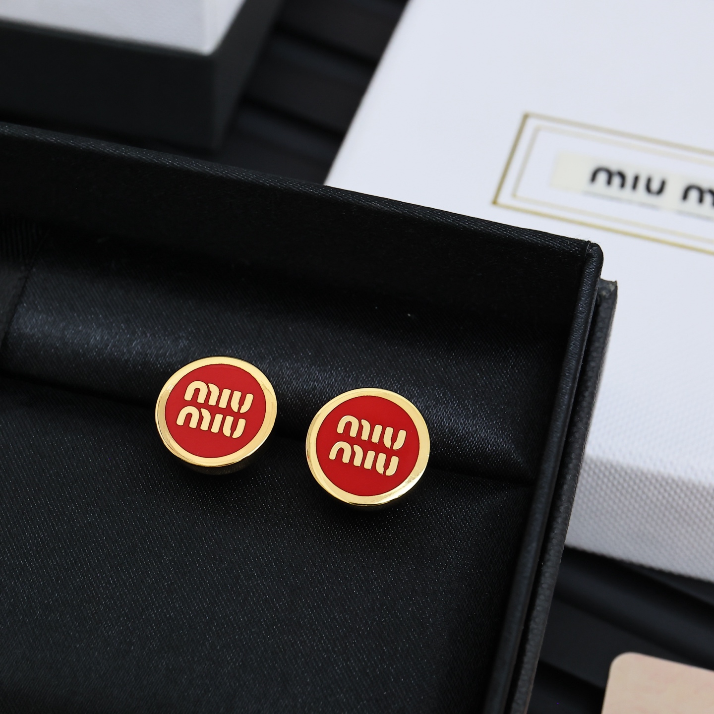 miumiu 珐琅纽扣字母耳钉miumiu的logo设计元素，极简主义，不只是简单，每个细节都透露出气质