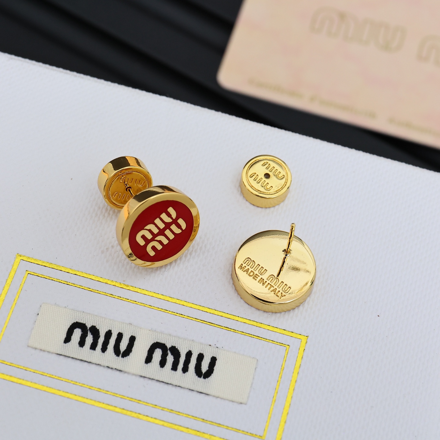 miumiu 珐琅纽扣字母耳钉miumiu的logo设计元素，极简主义，不只是简单，每个细节都透露出气质