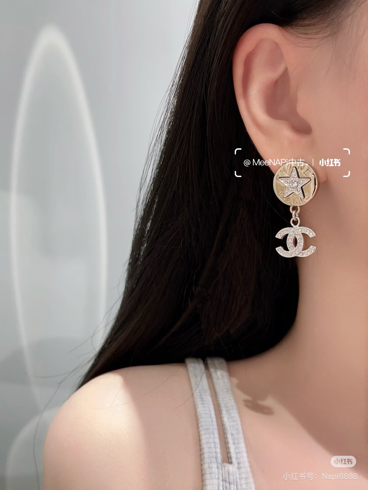  香奈儿25A金币纽扣耳环
经典Logo显得格外简洁好看， ，使其更加吸睛亮丽，设计别具匠心。
款式特别