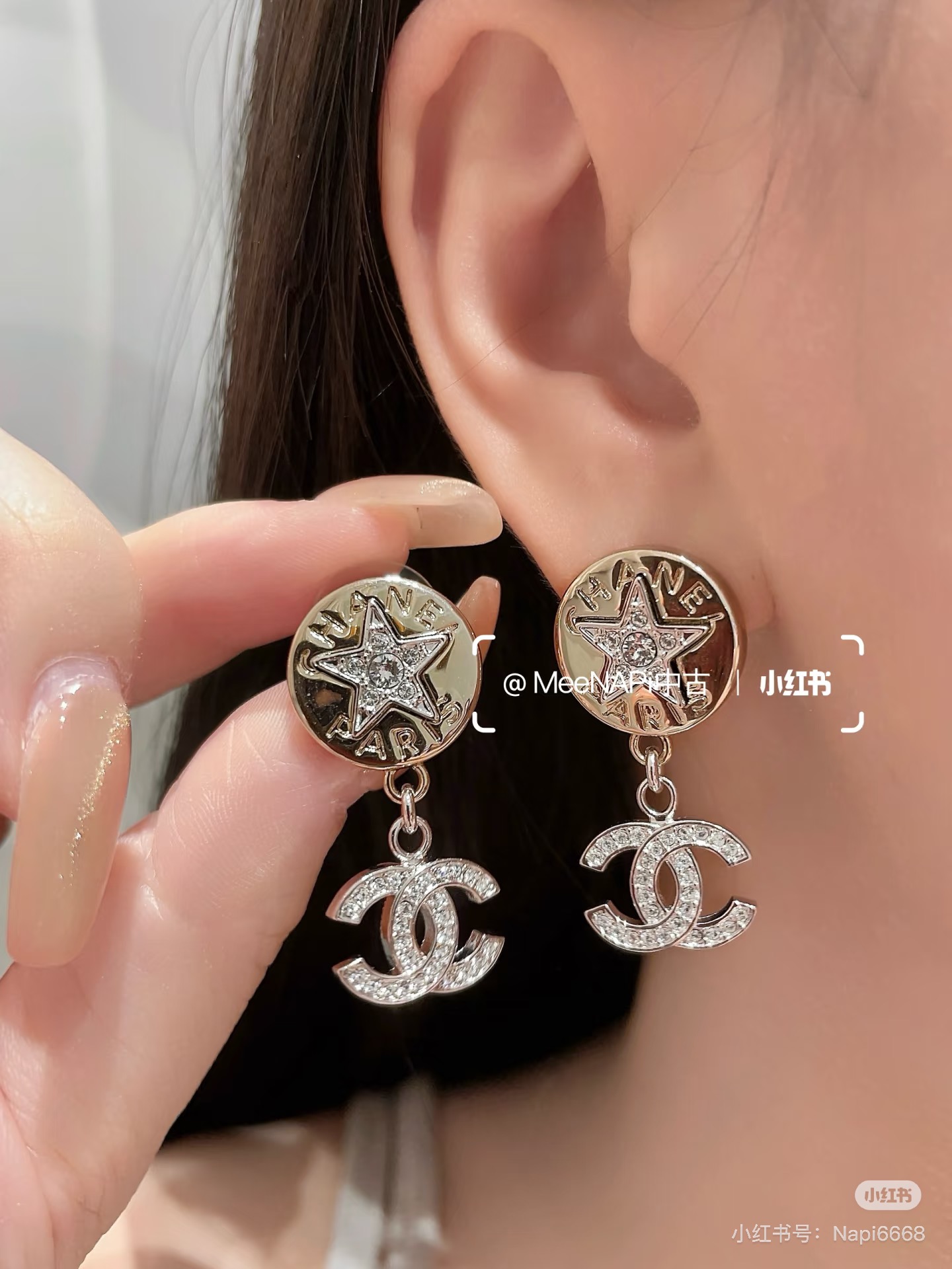  香奈儿25A金币纽扣耳环
经典Logo显得格外简洁好看， ，使其更加吸睛亮丽，设计别具匠心。
款式特别