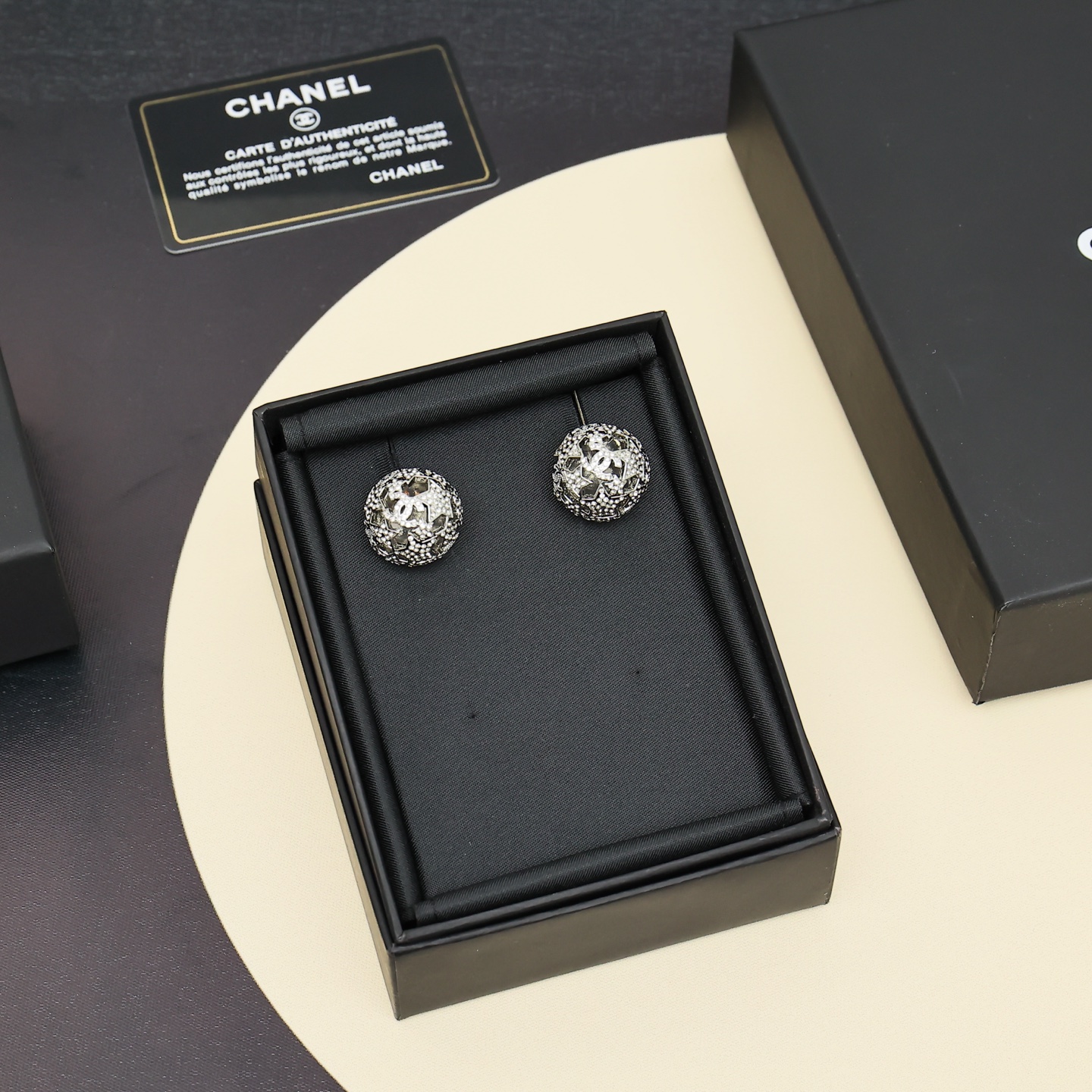  Chanel25A镂空星星半球耳钉
25A新品太会了!银色星星半球体
很有层次感通勤到约会都好戴
10