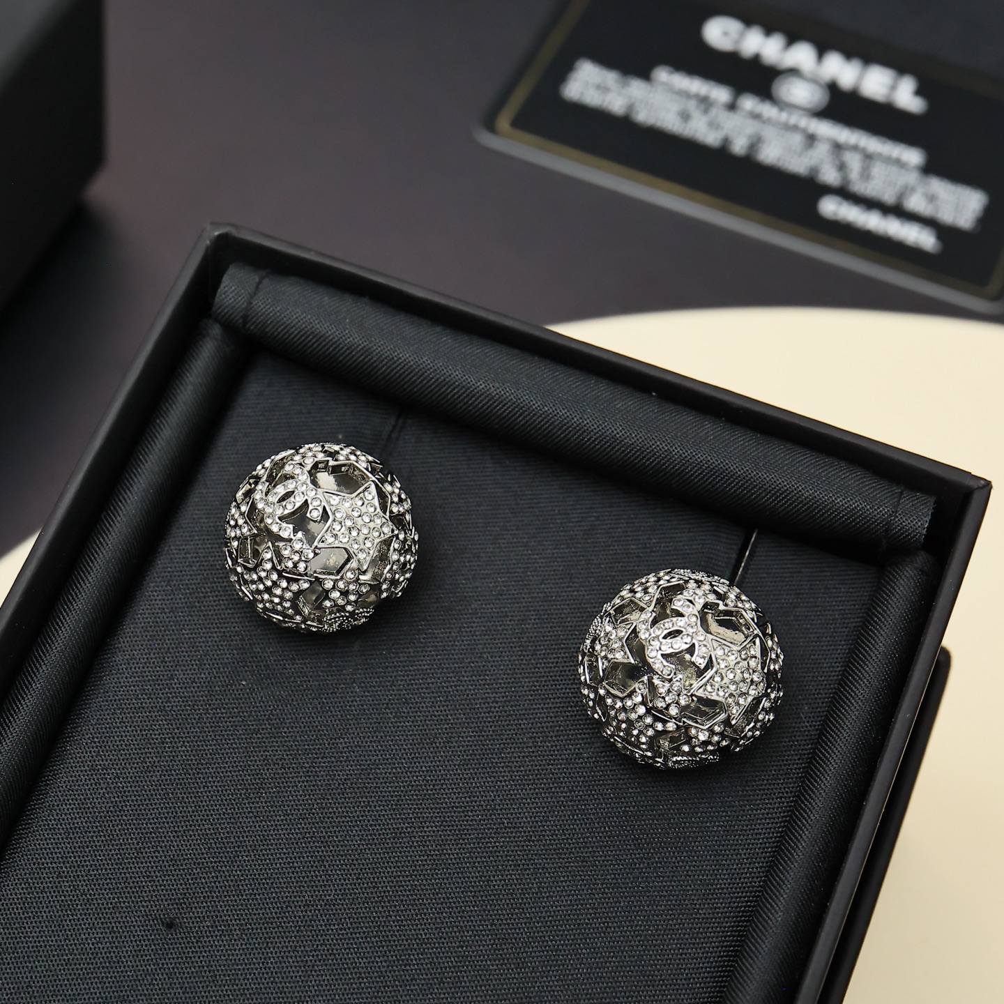  Chanel25A镂空星星半球耳钉
25A新品太会了!银色星星半球体
很有层次感通勤到约会都好戴
10