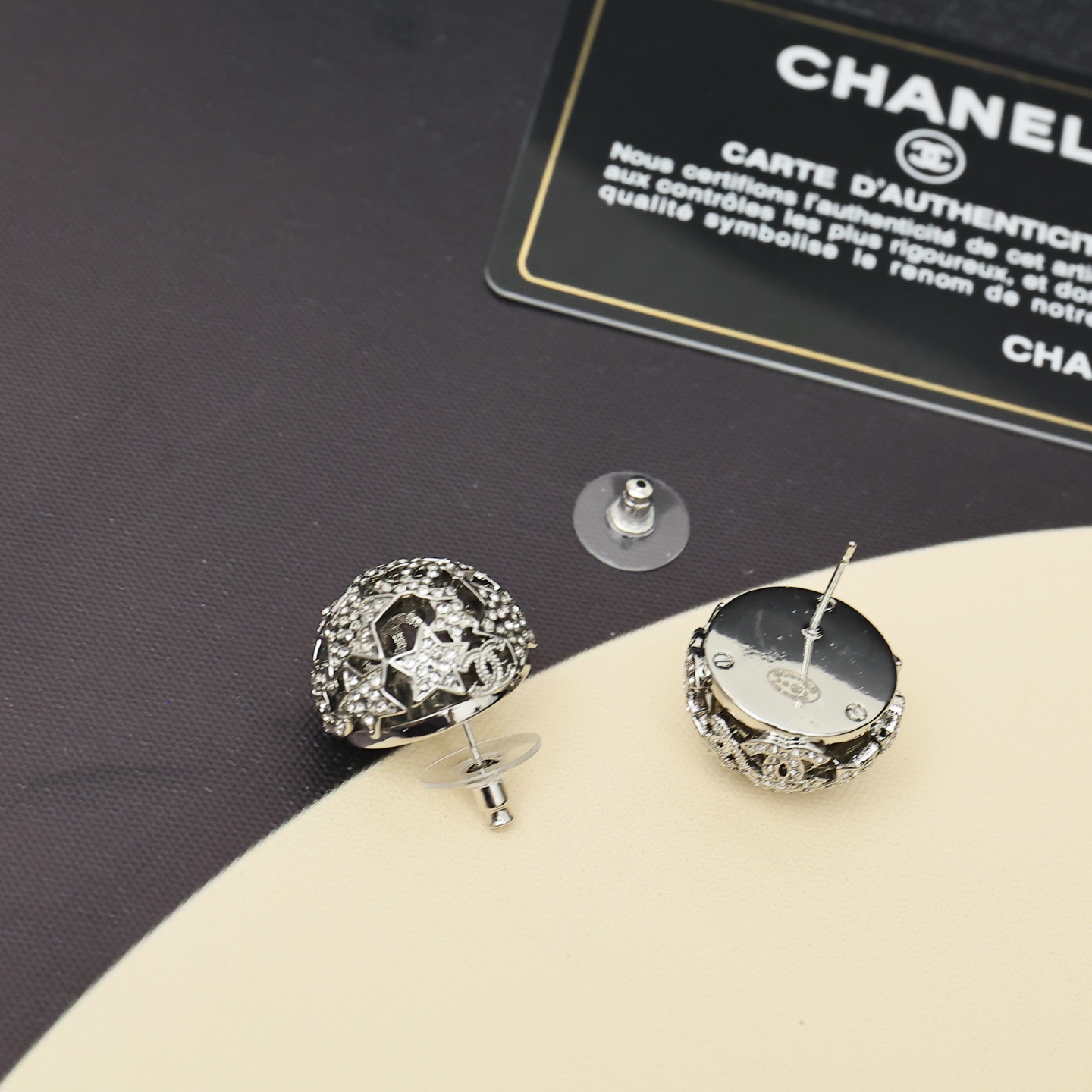  Chanel25A镂空星星半球耳钉
25A新品太会了!银色星星半球体
很有层次感通勤到约会都好戴
10