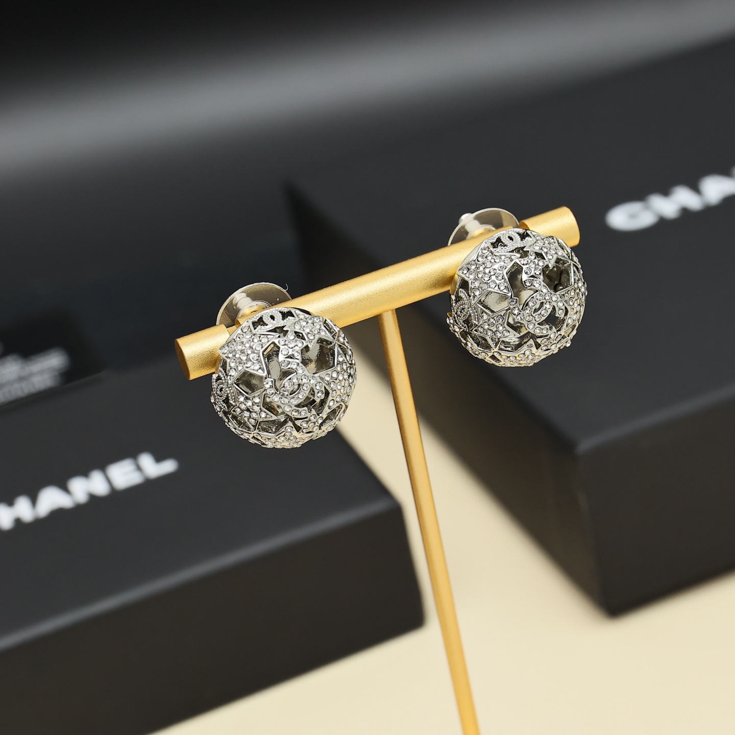  Chanel25A镂空星星半球耳钉
25A新品太会了!银色星星半球体
很有层次感通勤到约会都好戴
10