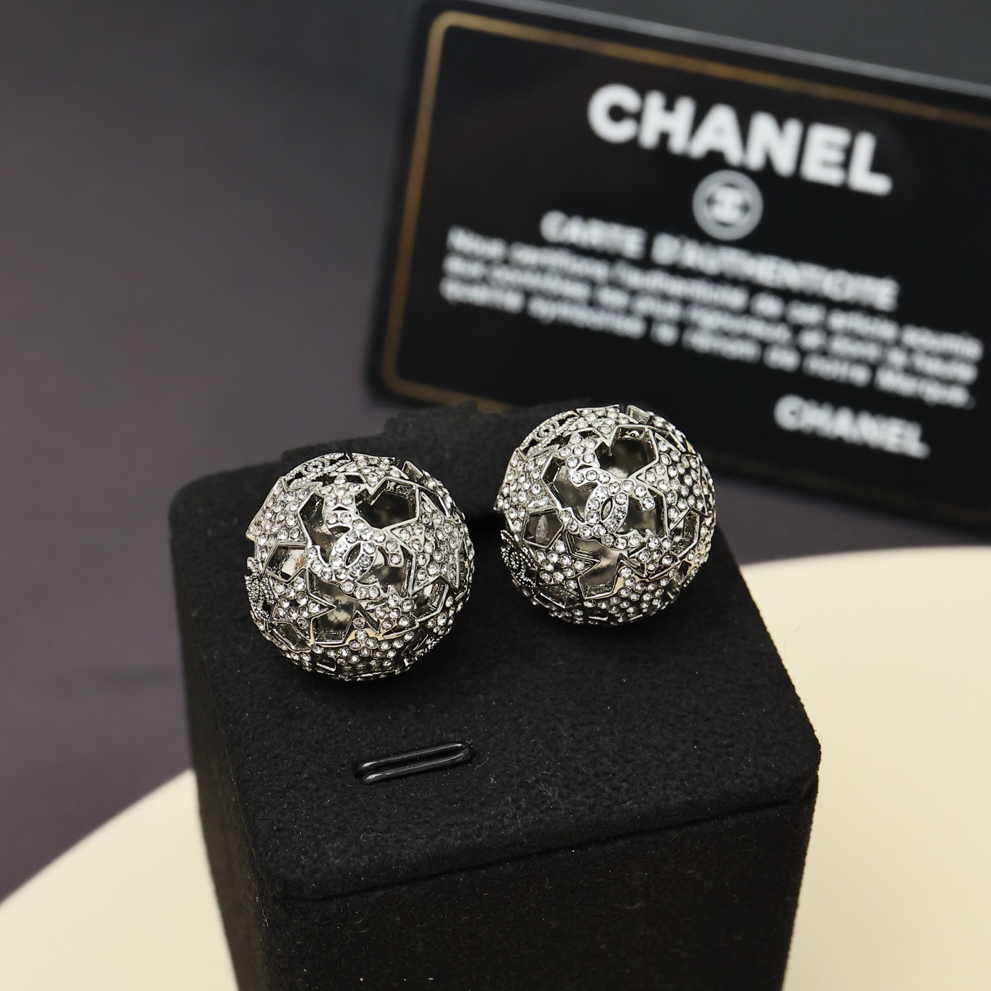  Chanel25A镂空星星半球耳钉
25A新品太会了!银色星星半球体
很有层次感通勤到约会都好戴
10