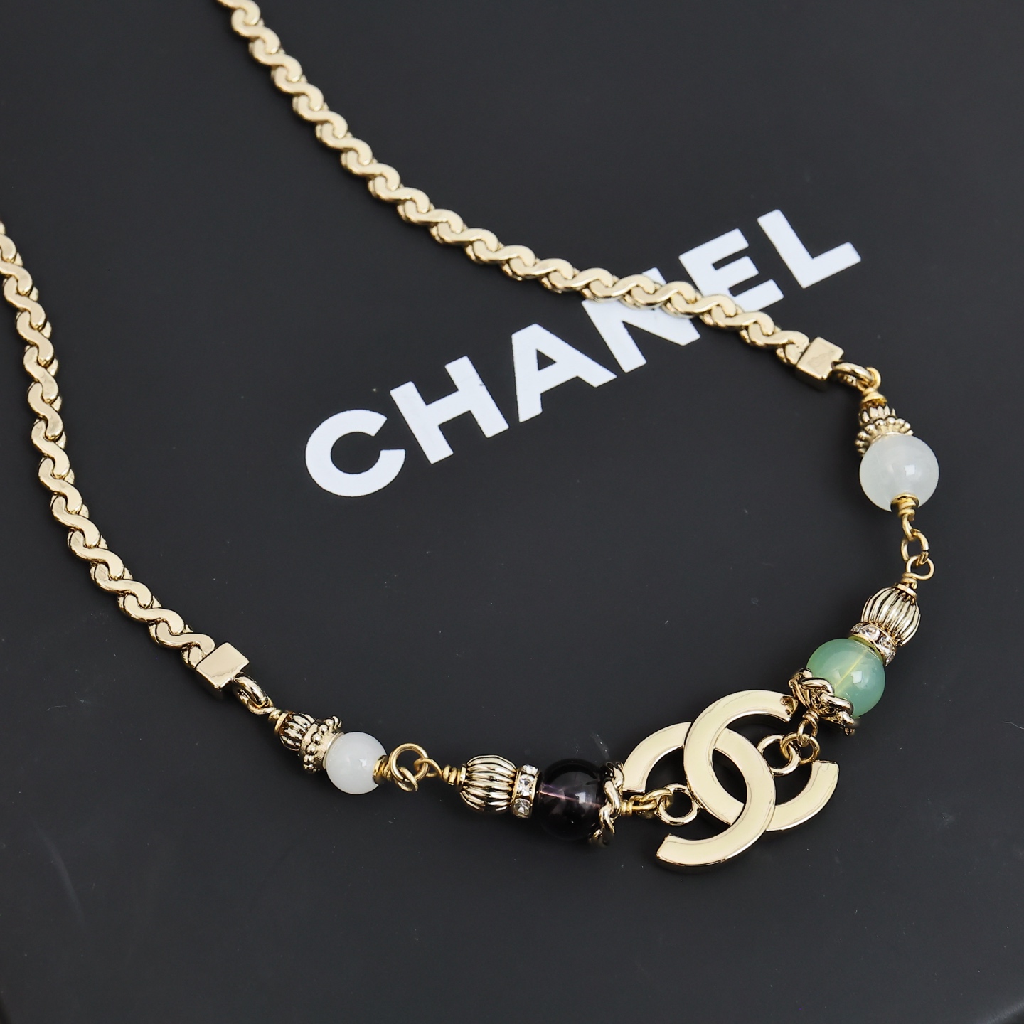 Chanel25A新款彩色水晶双C腰链
从路人到女神就差这条彩色水晶双C项链!
感觉至上，美出圈的彩色