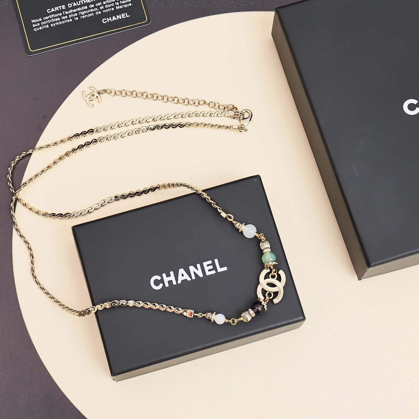  Chanel25A新款彩色水晶双C腰链
从路人到女神就差这条彩色水晶双C项链!
感觉至上，美出圈的彩色