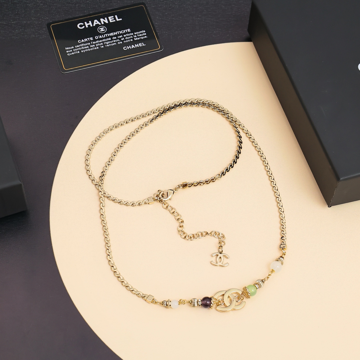  Chanel25A新款彩色水晶双C腰链
从路人到女神就差这条彩色水晶双C项链!
感觉至上，美出圈的彩色