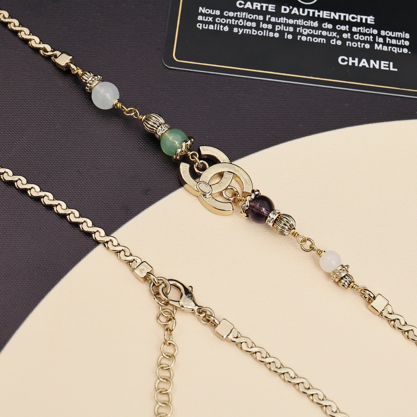  Chanel25A新款彩色水晶双C腰链
从路人到女神就差这条彩色水晶双C项链!
感觉至上，美出圈的彩色