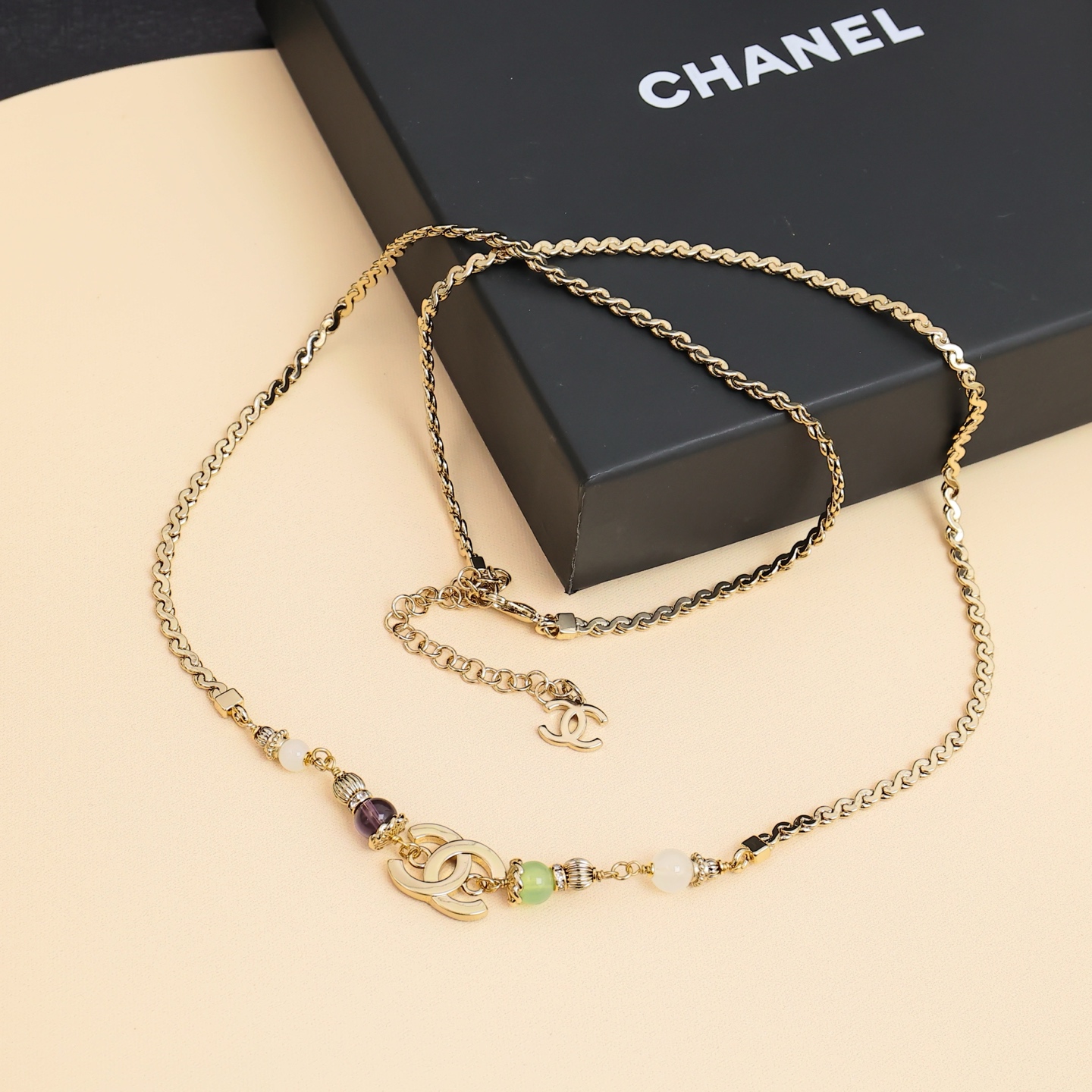  Chanel25A新款彩色水晶双C腰链
从路人到女神就差这条彩色水晶双C项链!
感觉至上，美出圈的彩色