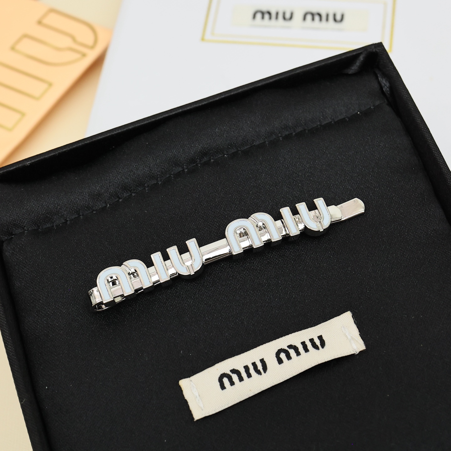 Miu Miu Logo Hairpin: Beauty in Simplicity and Color Mix - 图片 4