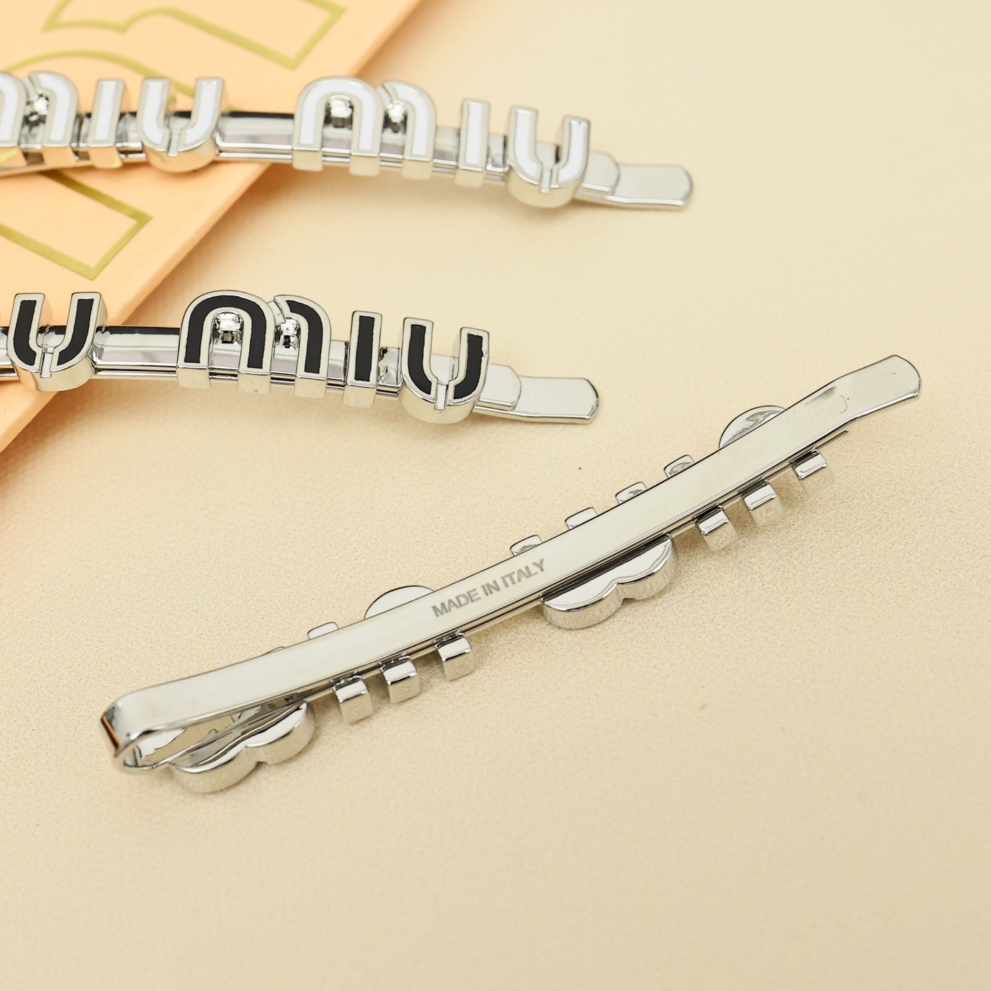 Miu Miu Logo Hairpin: Beauty in Simplicity and Color Mix - 图片 6