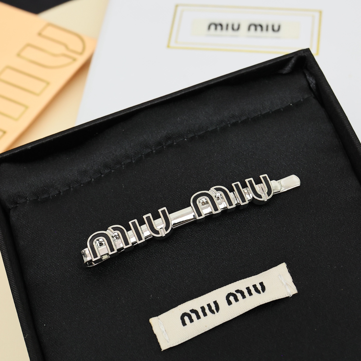 Miu Miu Logo Hairpin: Beauty in Simplicity and Color Mix - 图片 3