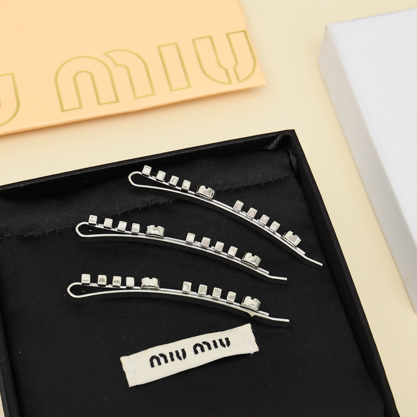 Miu Miu Logo Hairpin: Beauty in Simplicity and Color Mix - 图片 5