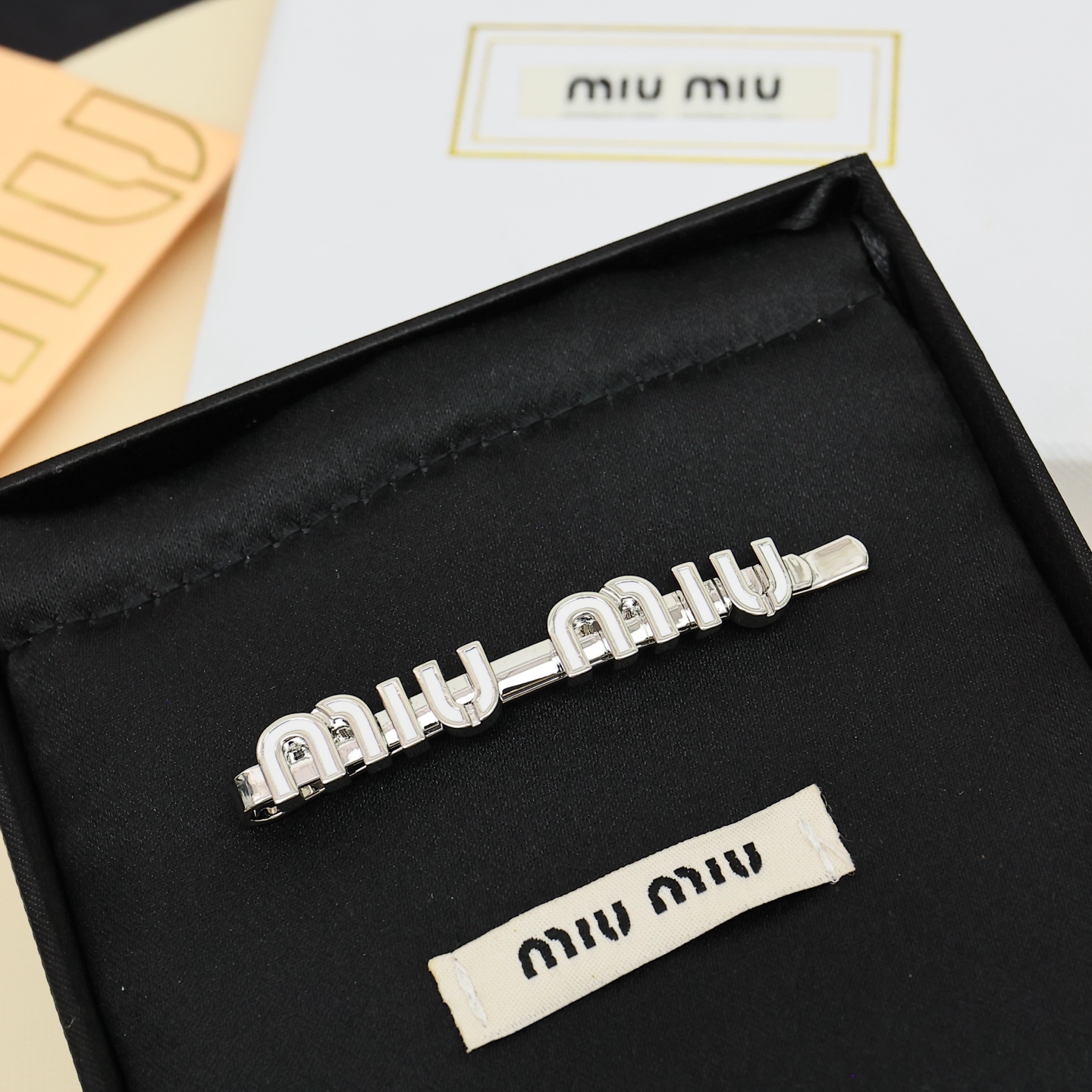 Miu Miu Logo Hairpin: Beauty in Simplicity and Color Mix - 图片 2
