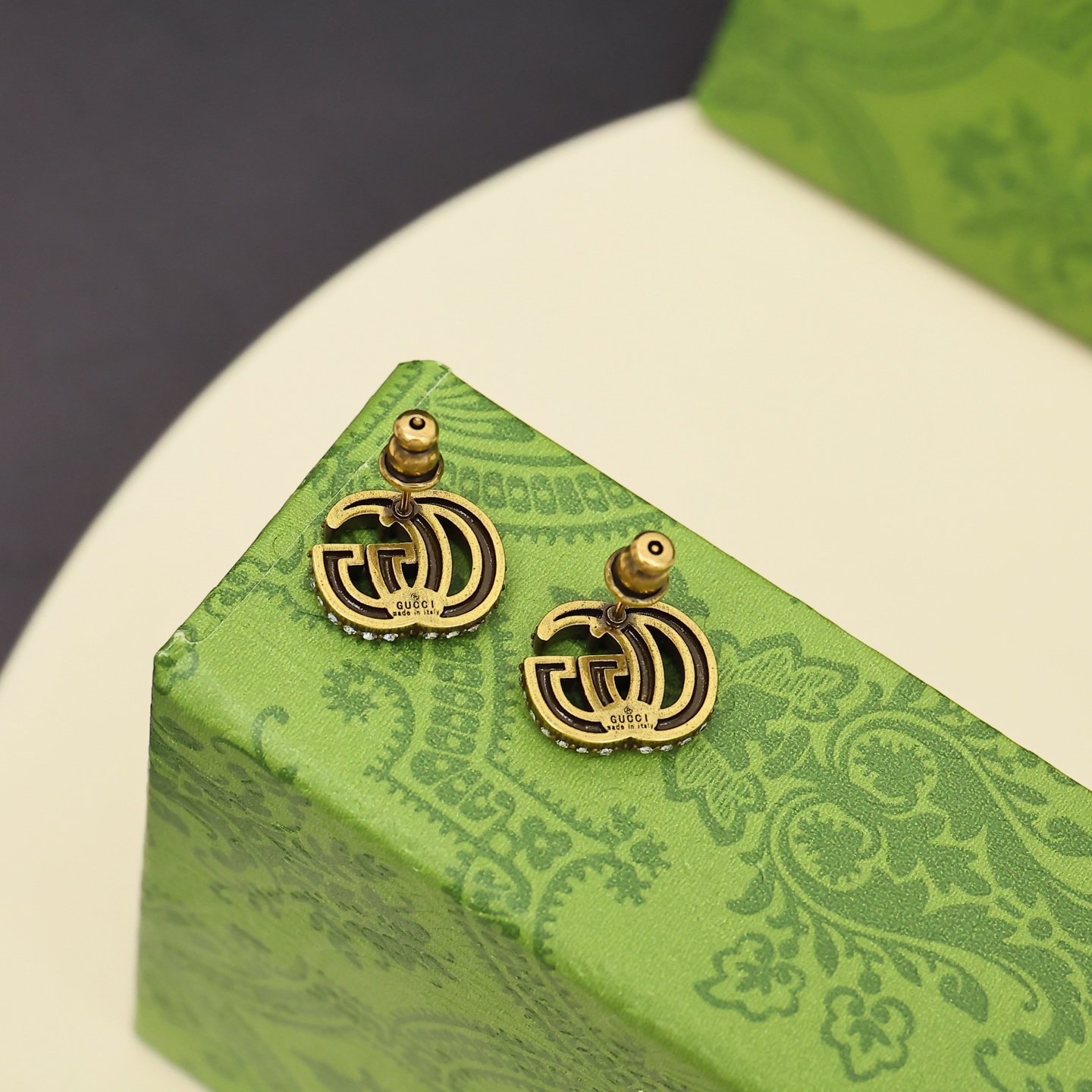 Gucci 经典满钻字母耳钉 復古金属デザイン