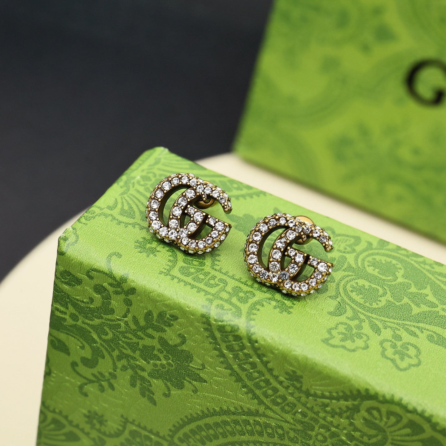 Gucci 经典满钻字母耳钉 復古金属デザイン