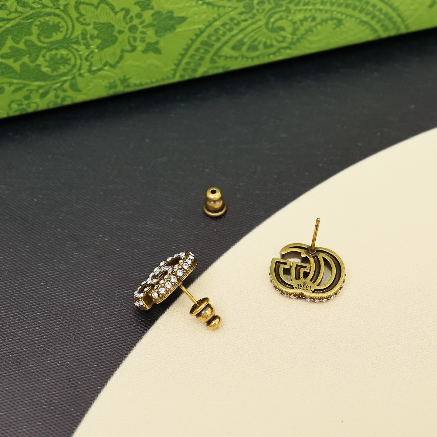 Gucci 经典满钻字母耳钉 復古金属デザイン