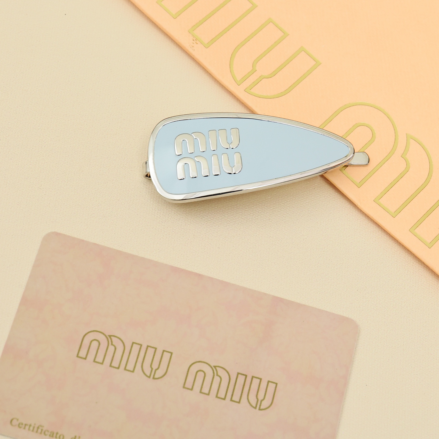 Title: Miu Miu Candy-Coloured Hairpin Review Summary: Miu Miu’s logo design is simplistic and beautiful, creating a fashionable and attractive candy-colored hairpin for summer. - 图片 3
