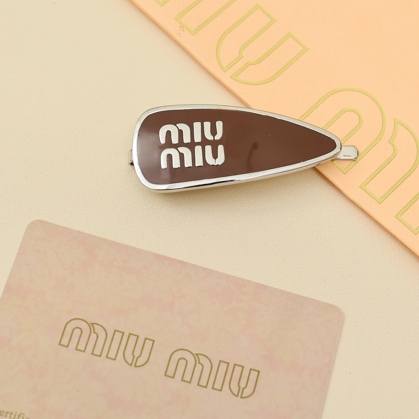 Title: Miu Miu Candy-Coloured Hairpin Review Summary: Miu Miu’s logo design is simplistic and beautiful, creating a fashionable and attractive candy-colored hairpin for summer. - 图片 5