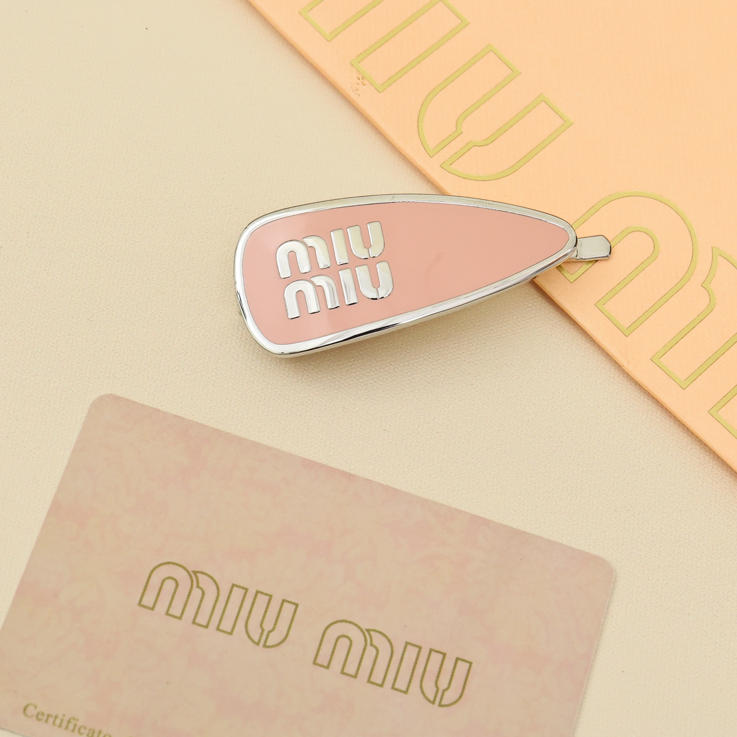 Title: Miu Miu Candy-Coloured Hairpin Review Summary: Miu Miu’s logo design is simplistic and beautiful, creating a fashionable and attractive candy-colored hairpin for summer. - 图片 6