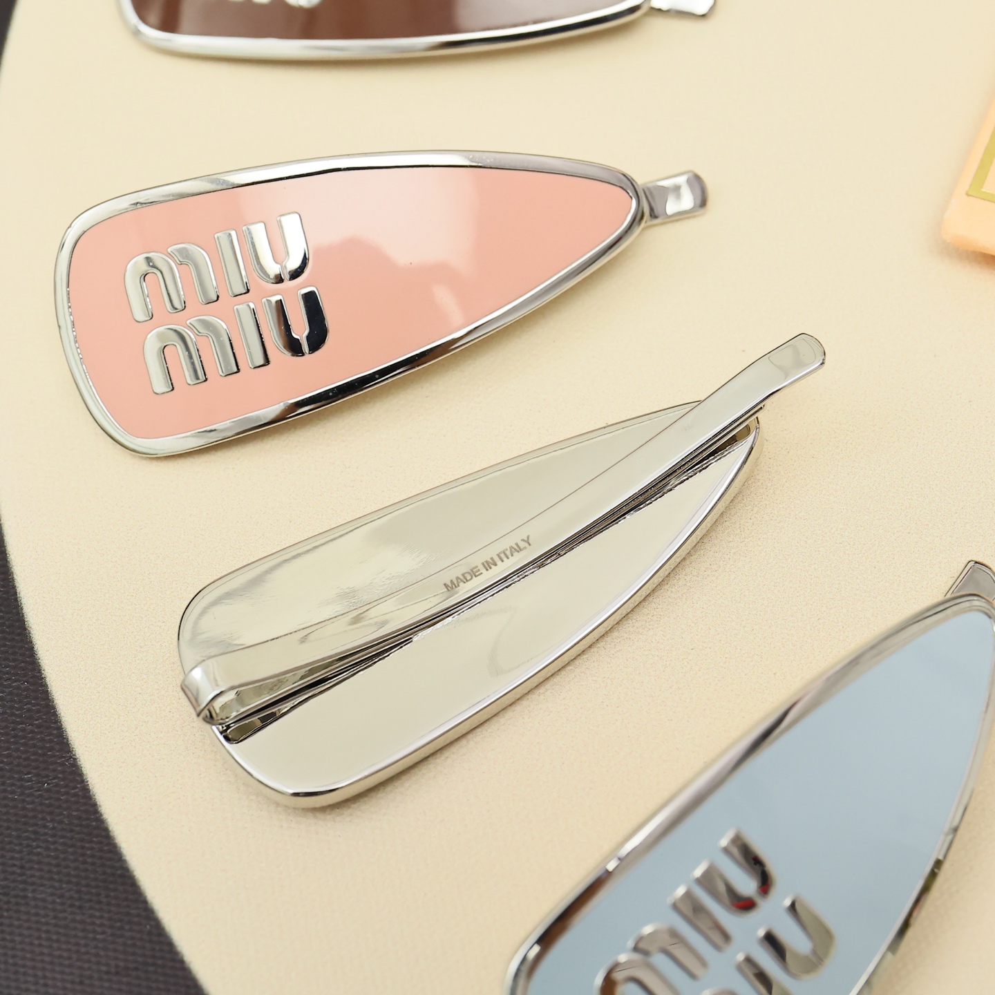 Title: Miu Miu Candy-Coloured Hairpin Review Summary: Miu Miu’s logo design is simplistic and beautiful, creating a fashionable and attractive candy-colored hairpin for summer. - 图片 2