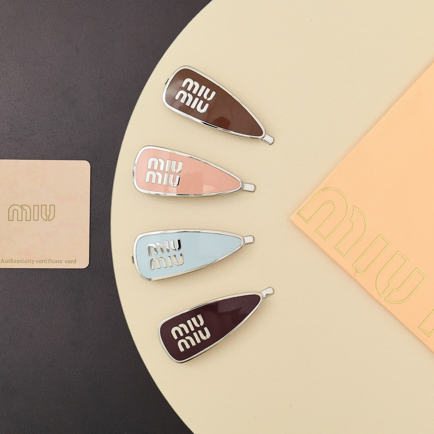Title: Miu Miu Candy-Coloured Hairpin Review Summary: Miu Miu’s logo design is simplistic and beautiful, creating a fashionable and attractive candy-colored hairpin for summer. - 图片 1