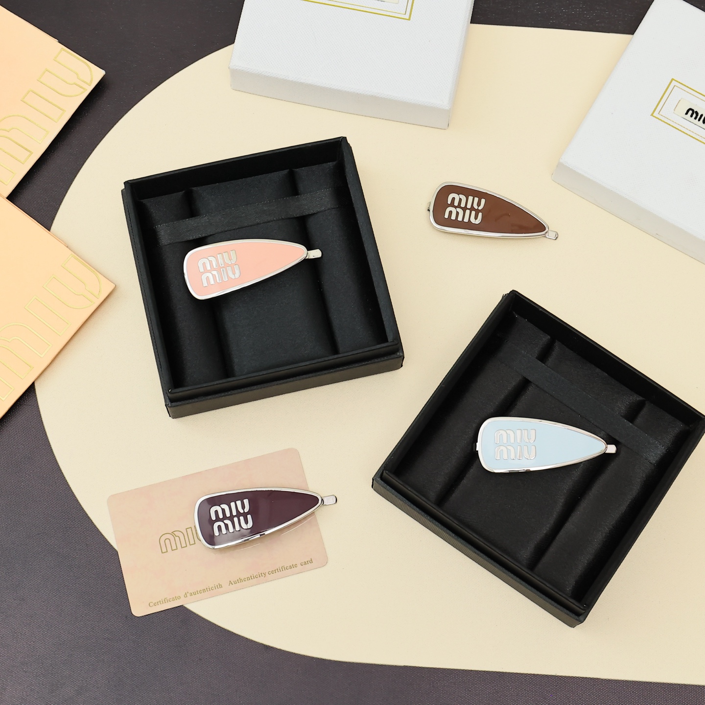 Title: Miu Miu Candy-Coloured Hairpin Review Summary: Miu Miu’s logo design is simplistic and beautiful, creating a fashionable and attractive candy-colored hairpin for summer. - 图片 7