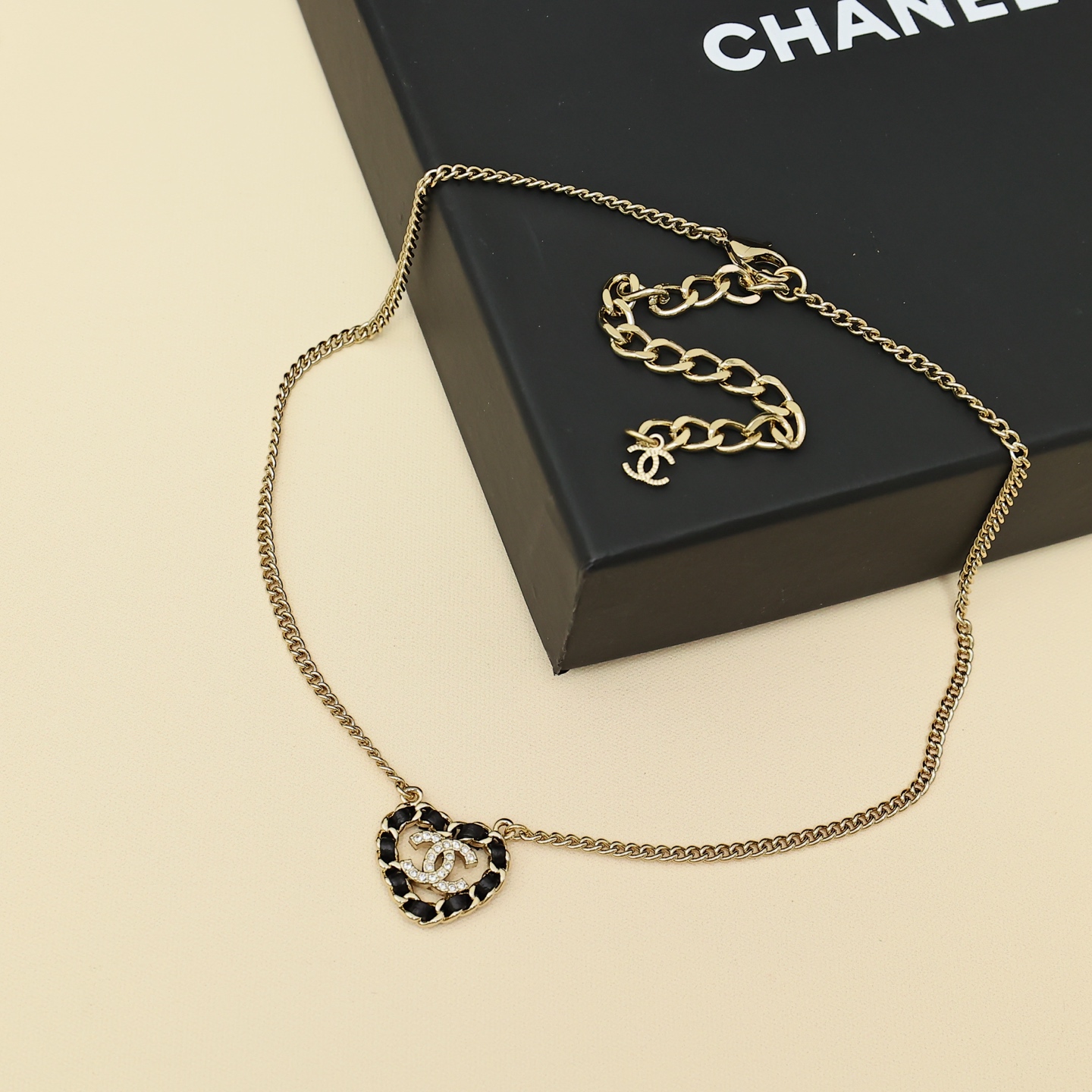 Chanel25B皮穿爱心项链经典皮穿是休闲风搭配上爱心 多了一丝可爱和俏皮简单又好搭配~