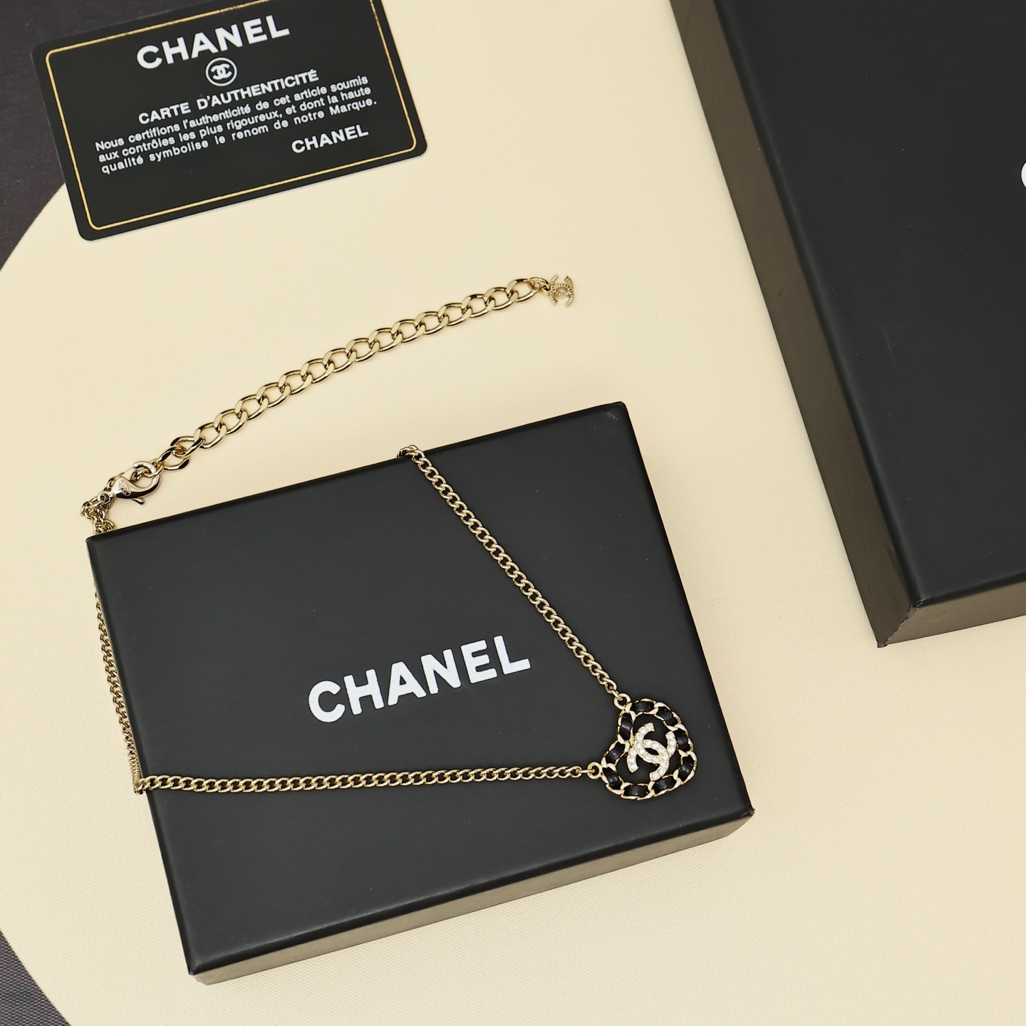 Chanel25B皮穿爱心项链经典皮穿是休闲风搭配上爱心 多了一丝可爱和俏皮简单又好搭配~