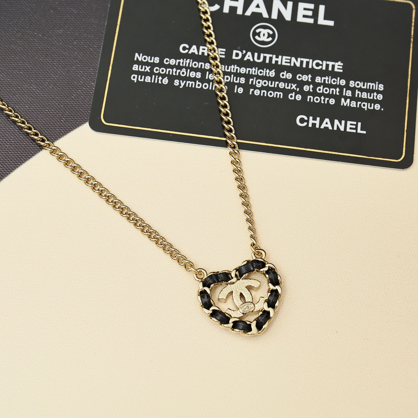 Chanel25B皮穿爱心项链经典皮穿是休闲风搭配上爱心 多了一丝可爱和俏皮简单又好搭配~