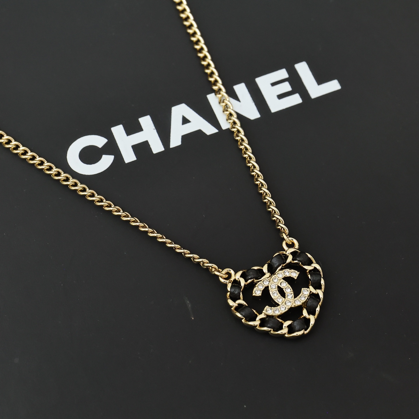 Chanel25B皮穿爱心项链经典皮穿是休闲风搭配上爱心 多了一丝可爱和俏皮简单又好搭配~