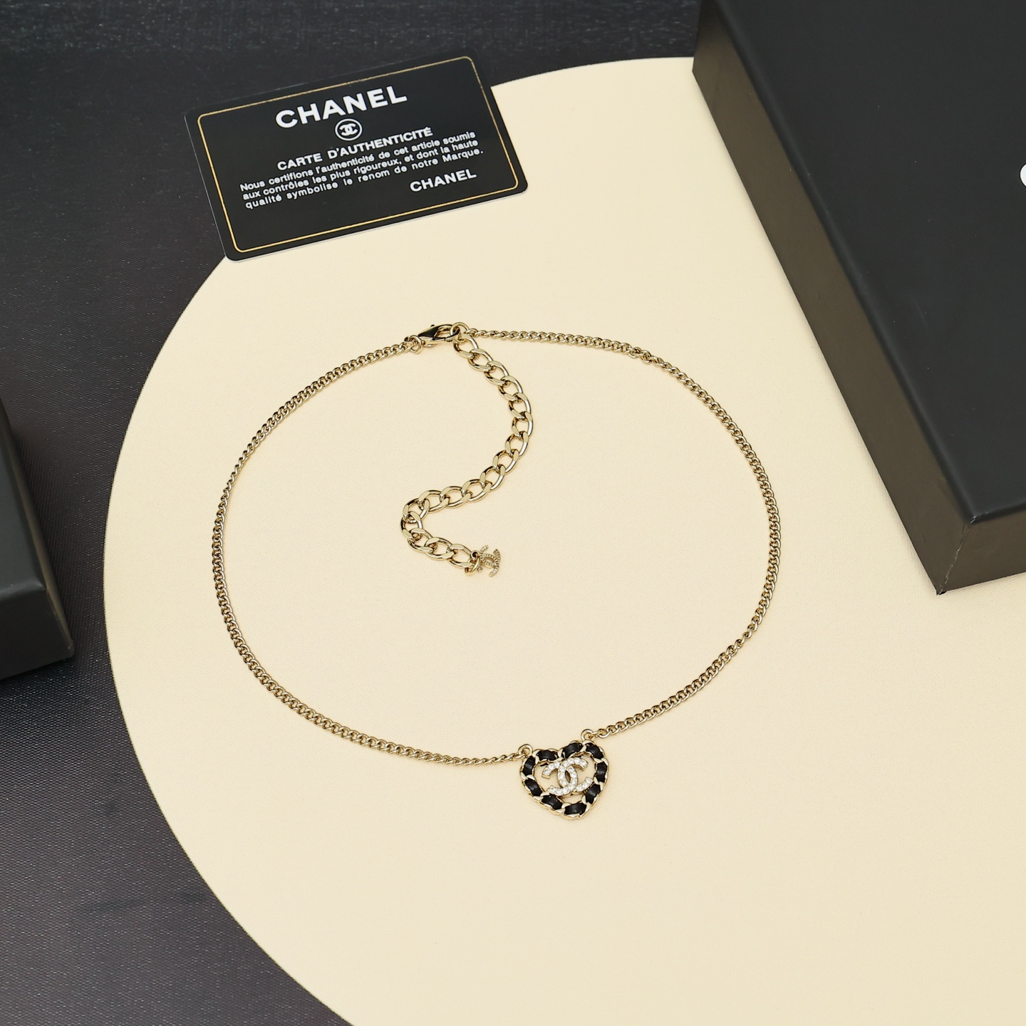 Chanel25B皮穿爱心项链经典皮穿是休闲风搭配上爱心 多了一丝可爱和俏皮简单又好搭配~