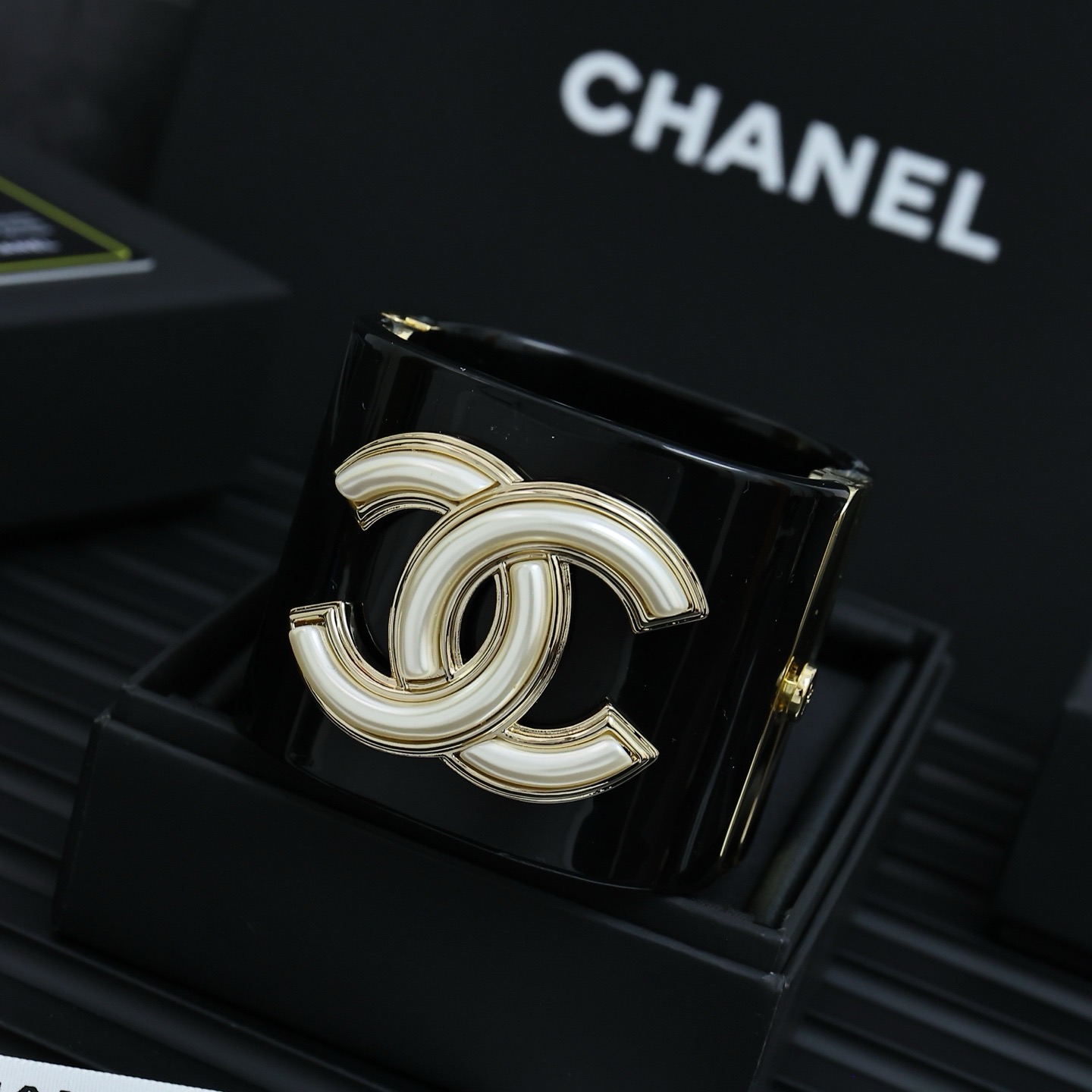  Chanel亚克力双C镂空宽版开口手镯
超大的亚克力双C时髦又个性COOL
上手超级吸睛酷女孩日常lo