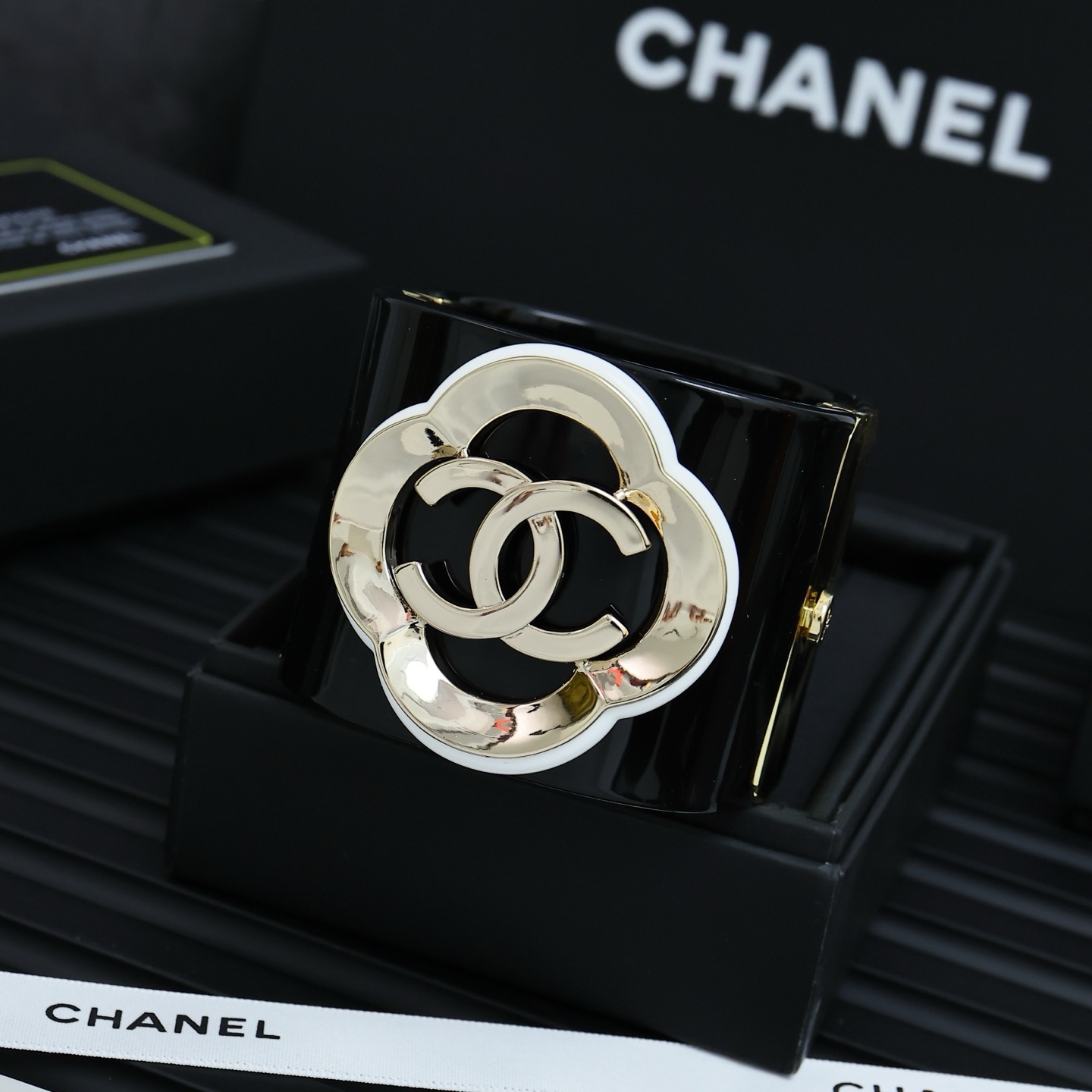  Chanel亚克力双C镂空宽版开口手镯
超大的亚克力双C时髦又个性COOL
上手超级吸睛酷女孩日常lo