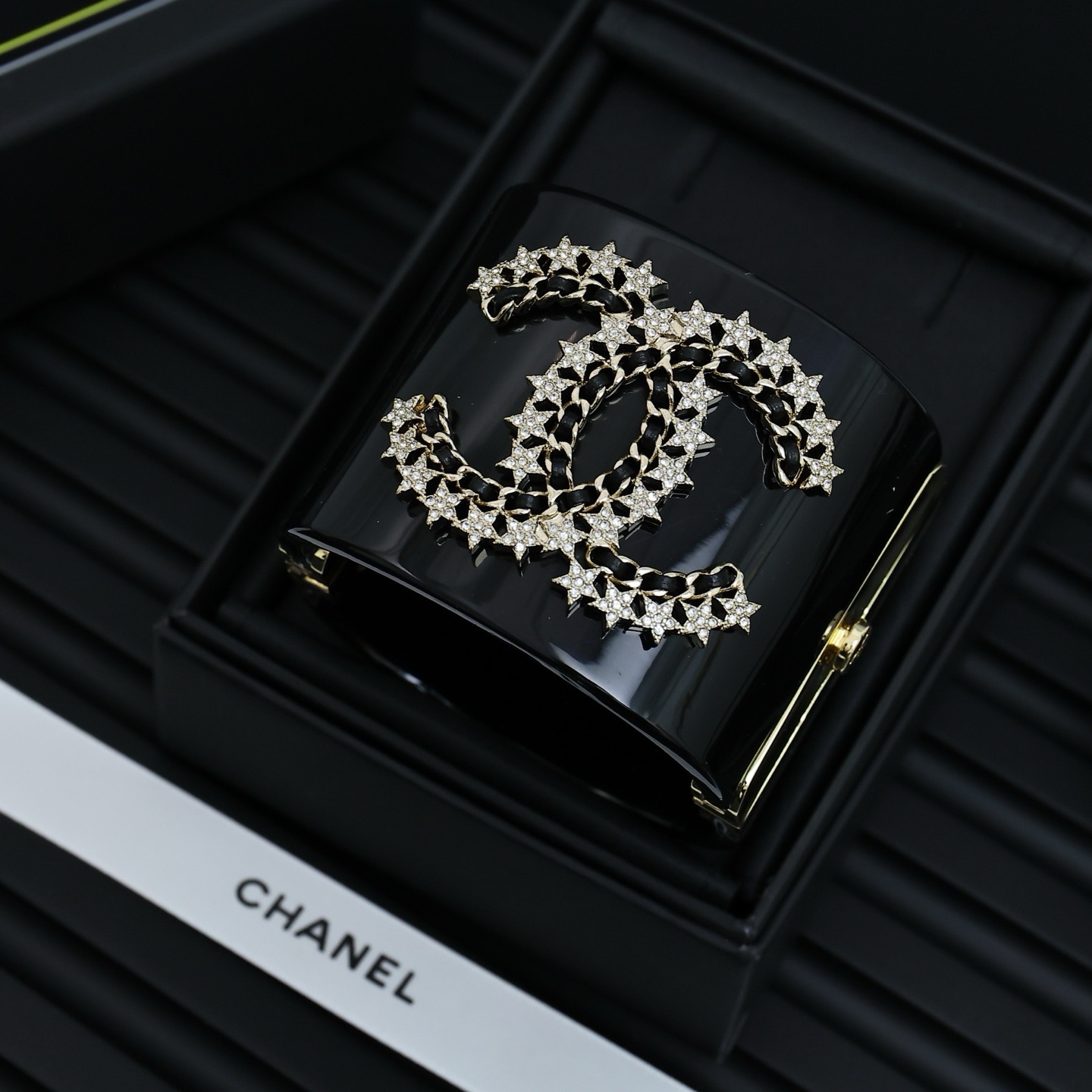  Chanel亚克力双C镂空宽版开口手镯
超大的亚克力双C时髦又个性COOL
上手超级吸睛酷女孩日常lo