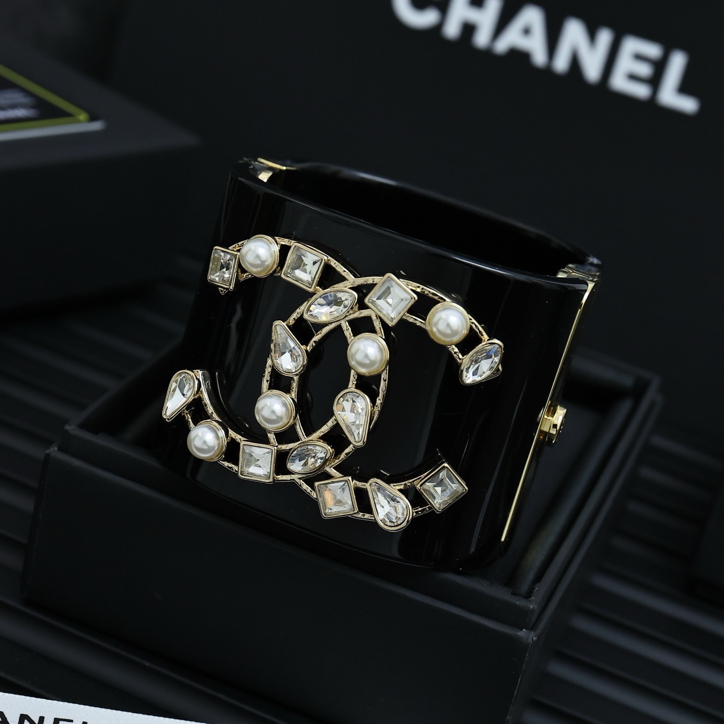  Chanel亚克力双C镂空宽版开口手镯
超大的亚克力双C时髦又个性COOL
上手超级吸睛酷女孩日常lo