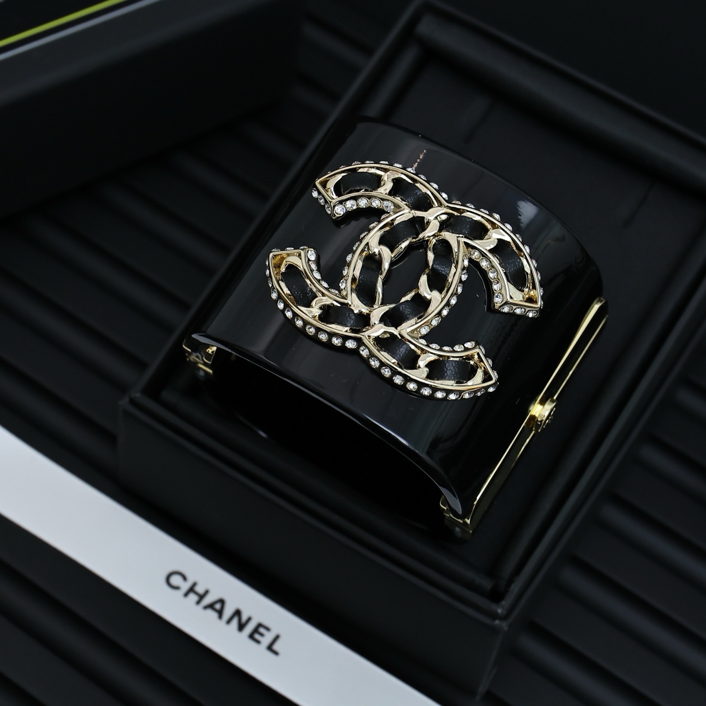  Chanel亚克力双C镂空宽版开口手镯
超大的亚克力双C时髦又个性COOL
上手超级吸睛酷女孩日常lo
