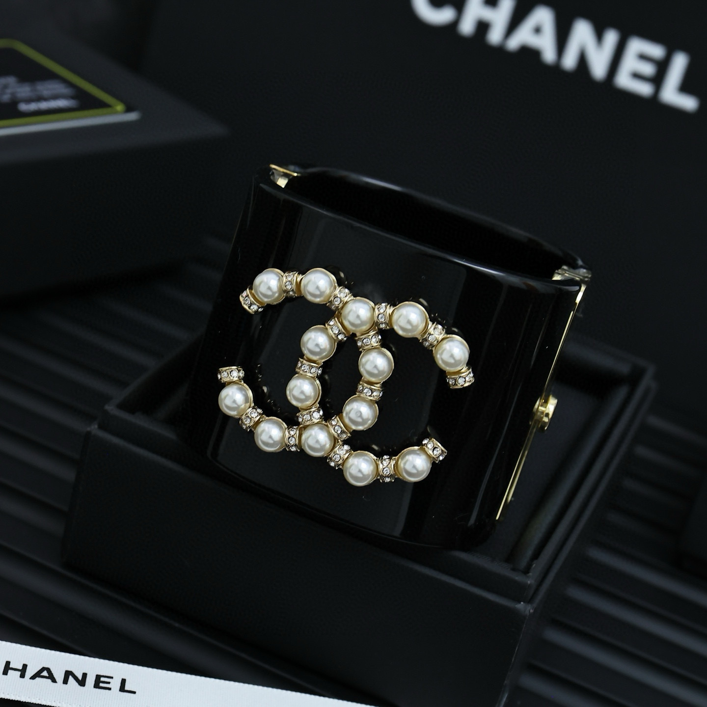  Chanel亚克力双C镂空宽版开口手镯
超大的亚克力双C时髦又个性COOL
上手超级吸睛酷女孩日常lo