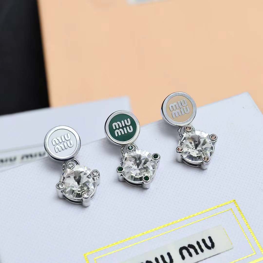 miumiu 珐琅纽扣大钻耳环miumiu的logo设计元素，极简主义，不只是简单，每个细节都透露出气质