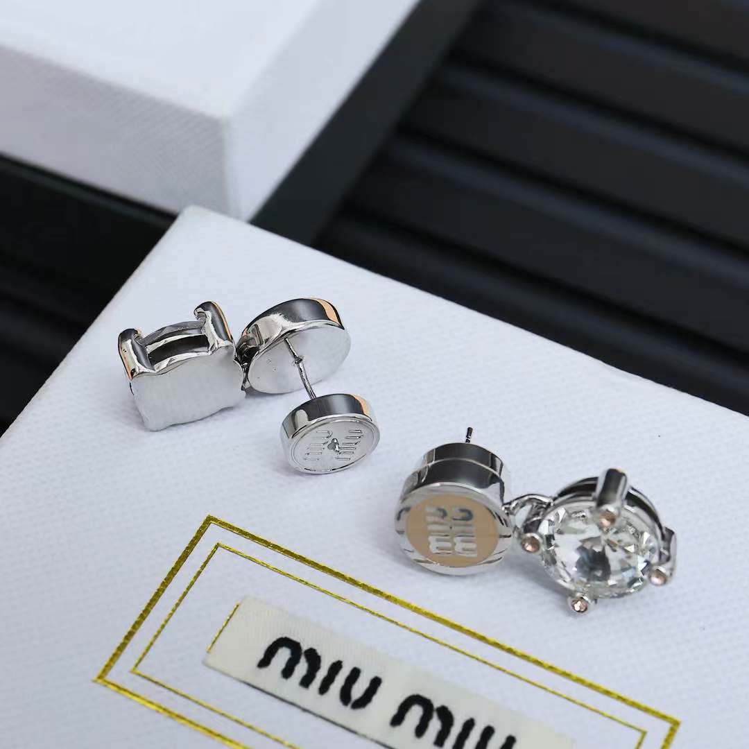 miumiu 珐琅纽扣大钻耳环miumiu的logo设计元素，极简主义，不只是简单，每个细节都透露出气质
