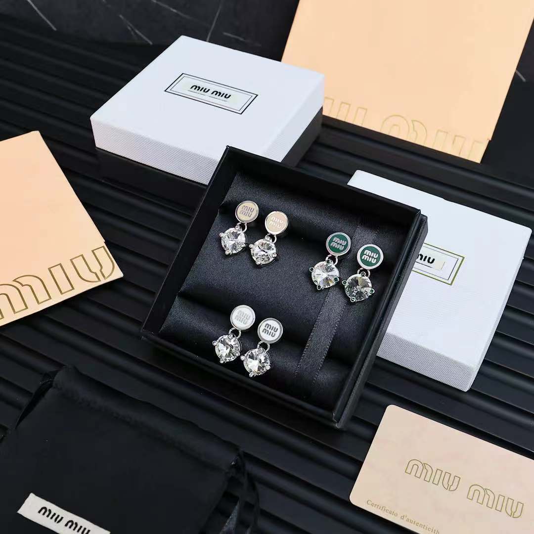 miumiu 珐琅纽扣大钻耳环miumiu的logo设计元素，极简主义，不只是简单，每个细节都透露出气质