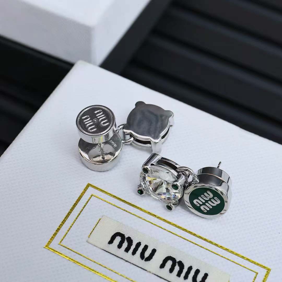 miumiu 珐琅纽扣大钻耳环miumiu的logo设计元素，极简主义，不只是简单，每个细节都透露出气质