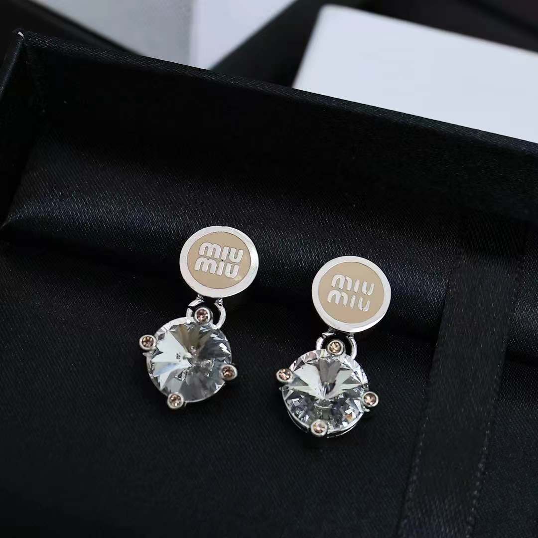 miumiu 珐琅纽扣大钻耳环miumiu的logo设计元素，极简主义，不只是简单，每个细节都透露出气质