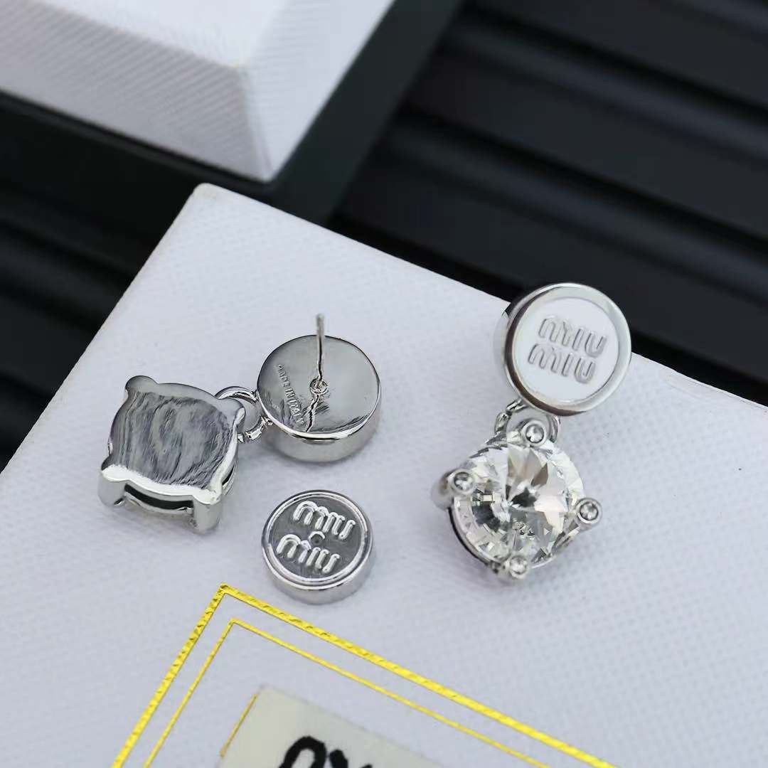 miumiu 珐琅纽扣大钻耳环miumiu的logo设计元素，极简主义，不只是简单，每个细节都透露出气质