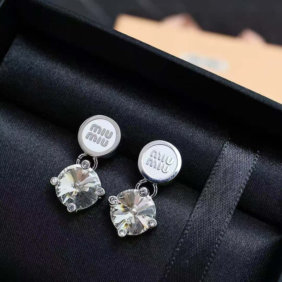 miumiu 珐琅纽扣大钻耳环miumiu的logo设计元素，极简主义，不只是简单，每个细节都透露出气质