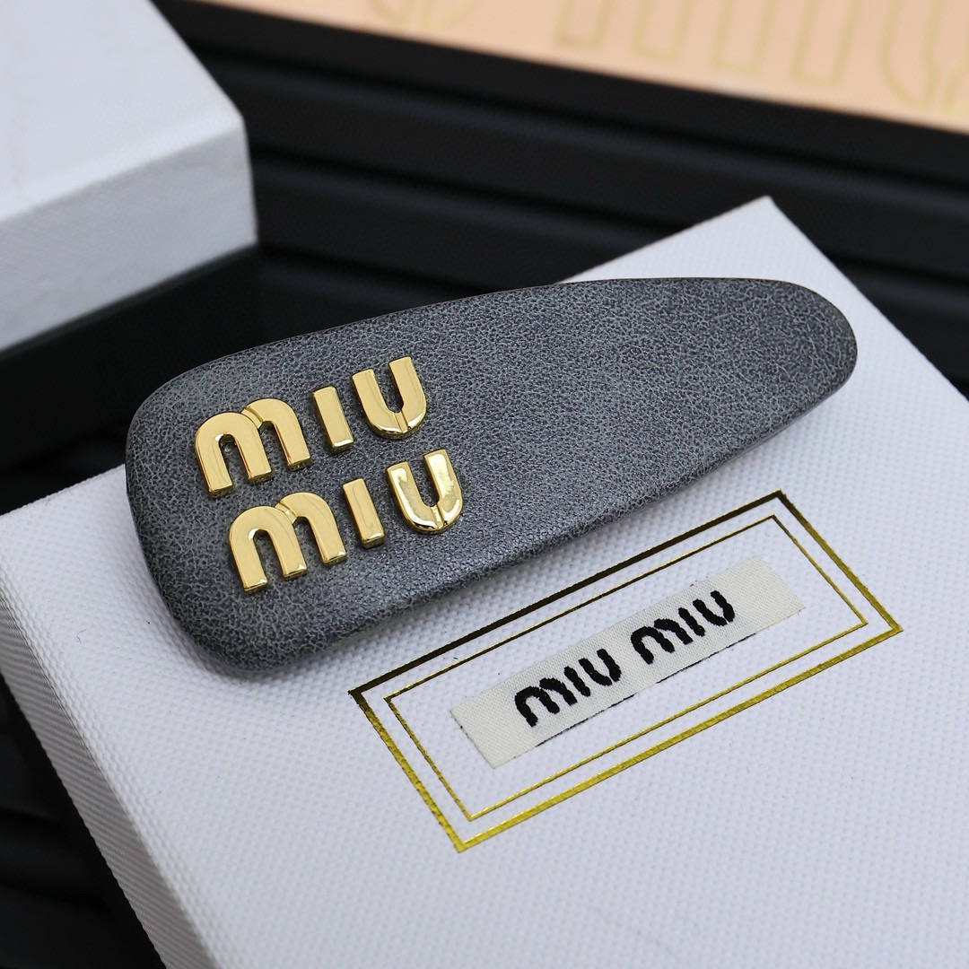 miumiu。糖果色面包发夹萌动的少女心被稳稳的拿捏了[可怜]谁能拒绝这款小可爱呢!一款绝美发夹，让你天