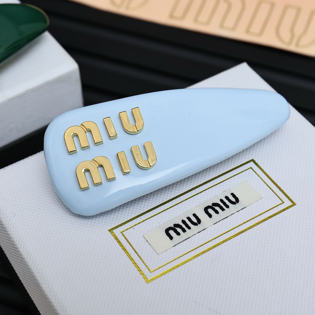 miumiu。糖果色面包发夹萌动的少女心被稳稳的拿捏了[可怜]谁能拒绝这款小可爱呢!一款绝美发夹，让你天