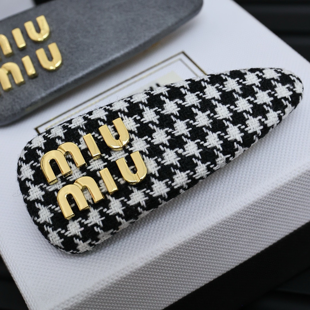 miumiu。糖果色面包发夹萌动的少女心被稳稳的拿捏了[可怜]谁能拒绝这款小可爱呢!一款绝美发夹，让你天