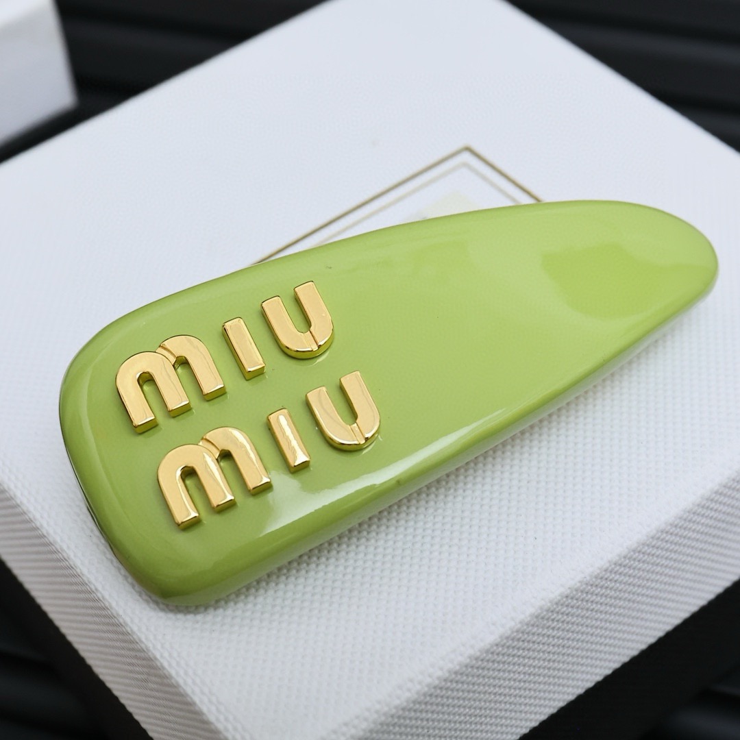 miumiu。糖果色面包发夹萌动的少女心被稳稳的拿捏了[可怜]谁能拒绝这款小可爱呢!一款绝美发夹，让你天